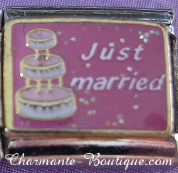JUST MARRIED avec gâteau sur fond rose